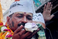 Eggs stone thrown at kejriwal