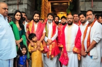 Allu arjun sneha reddy trivikram offer prayers at tirumala