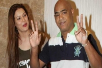 Vinod kambli and wife assault singer ankit tiwari s father in mumbai mall