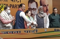 Aparna yadav married to akhilesh yadav s brother joins bjp