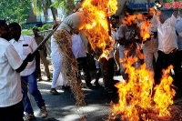 On the encounter at sheshachalam effect boarder villagers at tamilnadu oppose the travels emtering to the ap