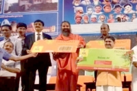 Baba ramdev invades telecom patanjali to offer swadeshi sim cards