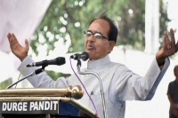 Stones hurled at cm shivraj singh chouhan s vehicle in sidhi