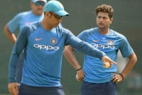 Bowling karega ya bowler change karein ms dhoni snaps at kuldeep yadav