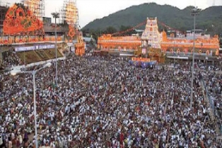 భక్తజన సంధ్రంగా తిరుమల: శ్రీవారి గరుడ వాహనసేవ వీక్షణ పొటెత్తిన భక్తులు..