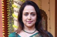 Bjp mp hema malini surprised by bulls visit into mathura railway station