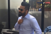 Jr ntr romance with rakul preet singh in london busy roads