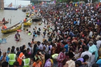 Lakhs of pilgrims take pushkar plunge in telangana and andhrapradesh