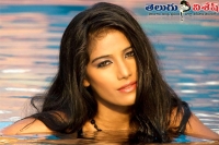 Hot poonam pandey love affair with sakshi khanna