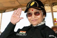 As nation mourns kalam pratibha patil demands car seva