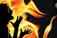 Father sets ablaze to his daughter alive