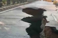 Huge sinkhole on noida greater noida expressway underpass being made below