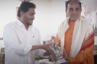 Bjp mp subramanian swamy meets ap cm ys jaganmohan reddy