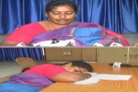 Ysrcp leader joni kumari suicide attempt during press meet