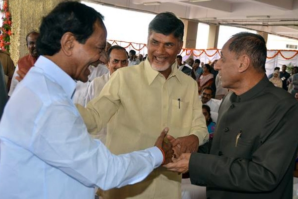 Ap cm chandrababu naidu and telangana cm kcr to meet officially on sunday 17 08 2014