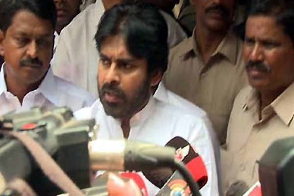 Pawan kalyan reaches vishaka visits victims of hudhud cyclone