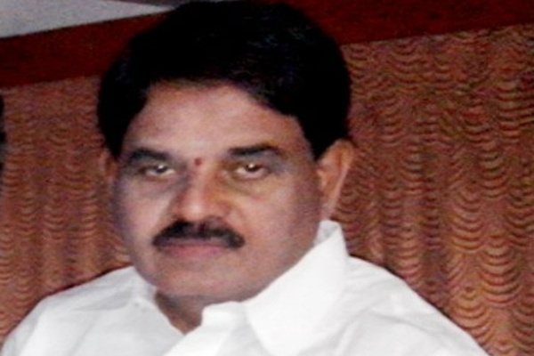 Palle raghunatha reddy takes on telangana cm kcr