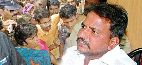 Seemandhra secretariat employees vs minister sailajanath