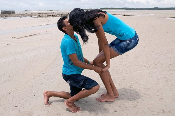 Long brazilian model weds short boy friend