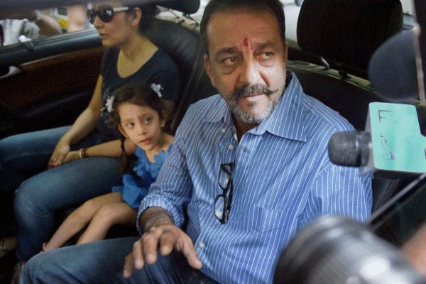 Sanjay dutt furlough ends goes back to yerwada jail