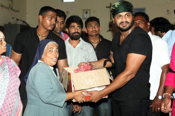 Manchu manoj helps vizag hudhud victims with his team members