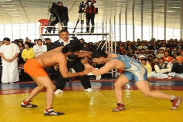 Baba ramdev tries his hand at wrestling in haridwar