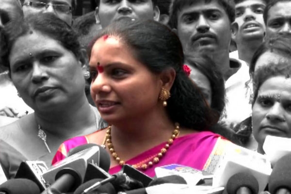 Nizamabad mp kavita sensational comments on opposition parties